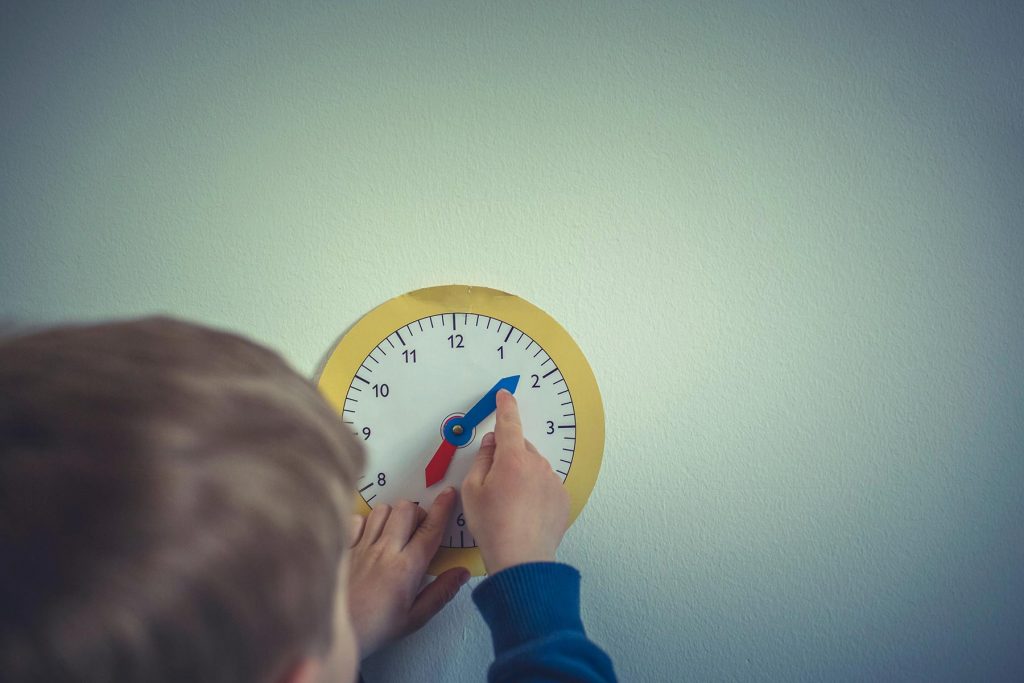 Back to School - Schulbeginn – Kind dreht an Uhr